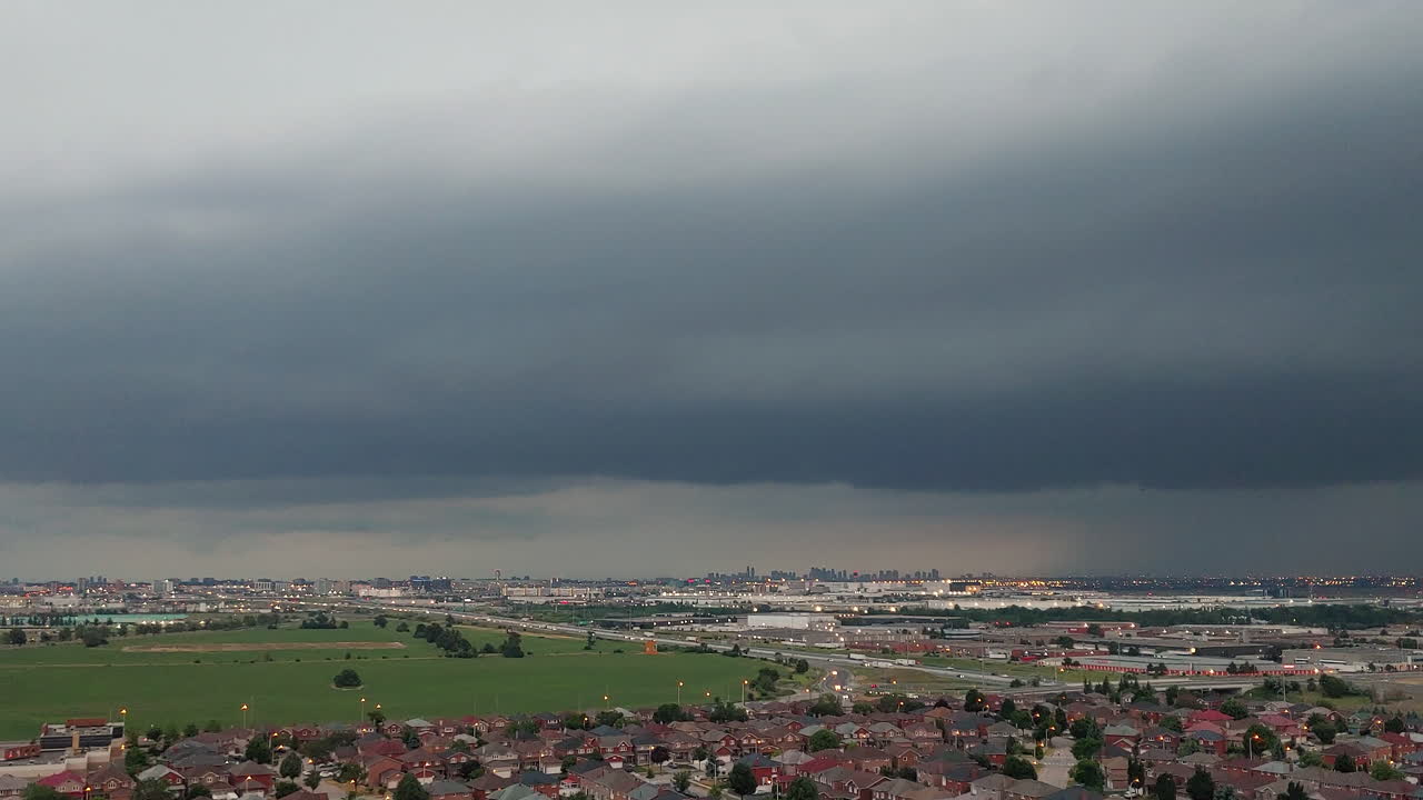 las nubes oscuras se acumulan sobre una ciudad son un signo siniestro de una tormenta de truenos inminente