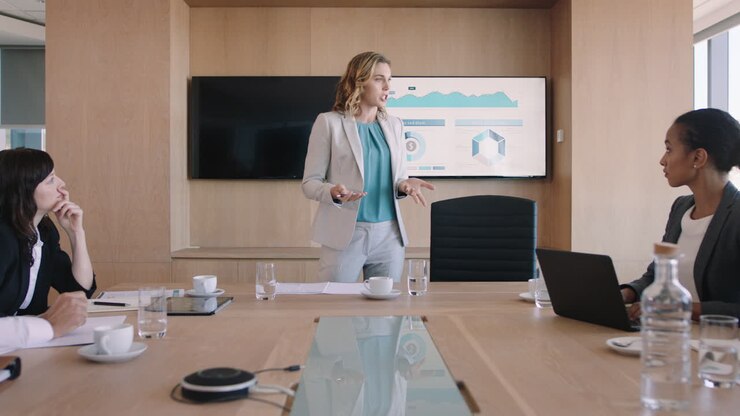 mujer de negocios presentando datos financieros en la pantalla de televisión líder del equipo compartiendo el proyecto con los accionistas informando a los colegas discutiendo ideas en la presentación de la sala de juntas de la oficina
