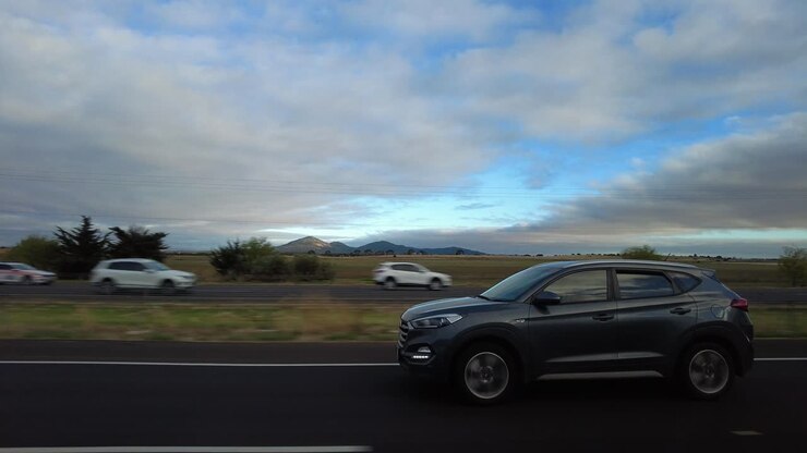 Vista panorámica de un coche Hyundai Tucson viajando por la autopista en Victoria, Australia