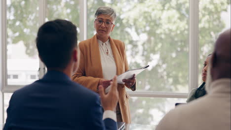 Führung,-CEO-Oder-Frau-Bei-Der-Besprechungsplanung