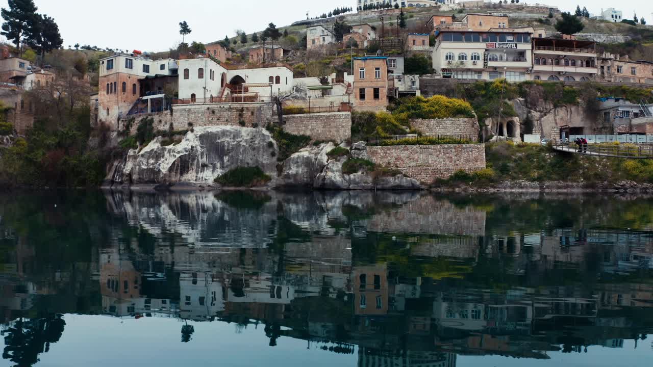 유프라테스 강둑에 있는 하프티 마을