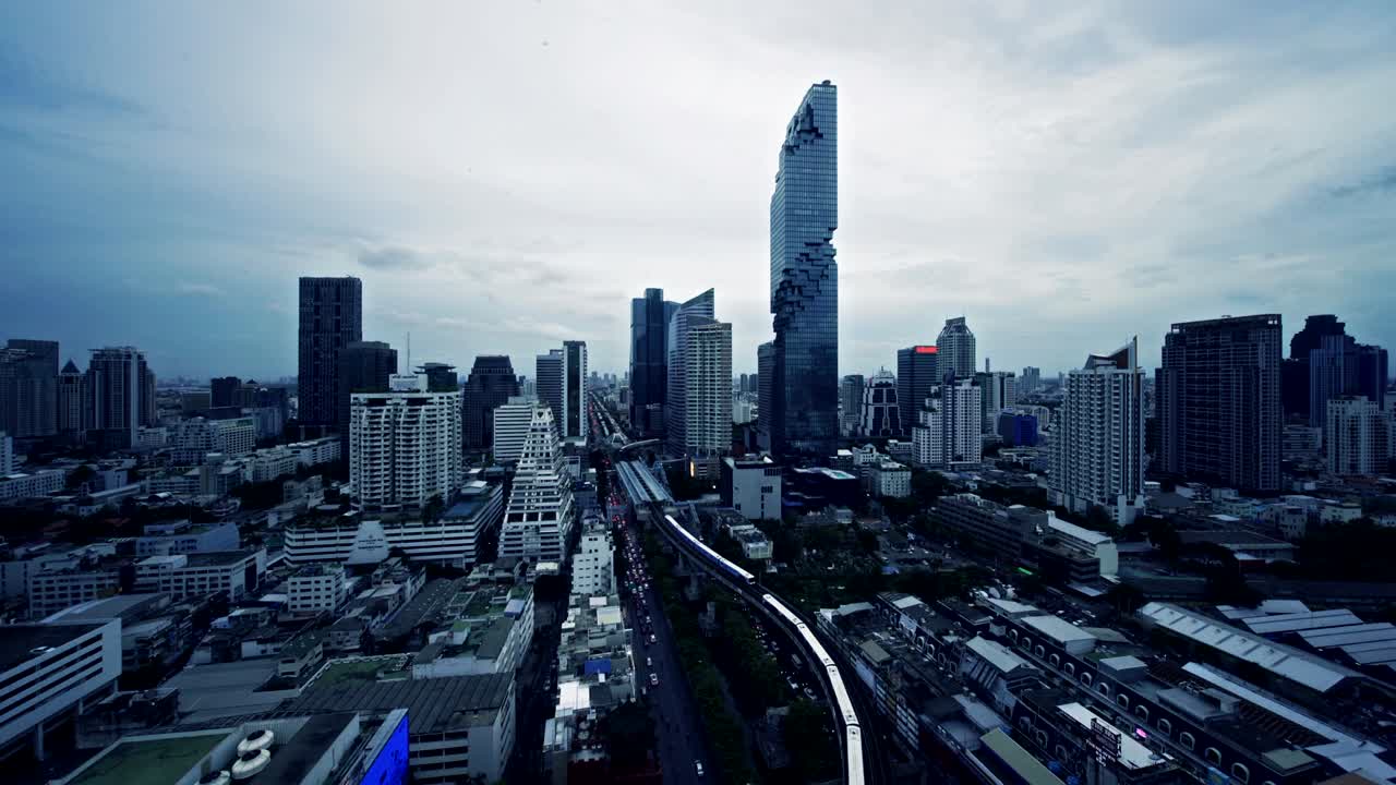 ciudad inteligente. distrito financiero y edificios rascacielos. vista aérea del centro de bangkok al mediodía, tailandia.