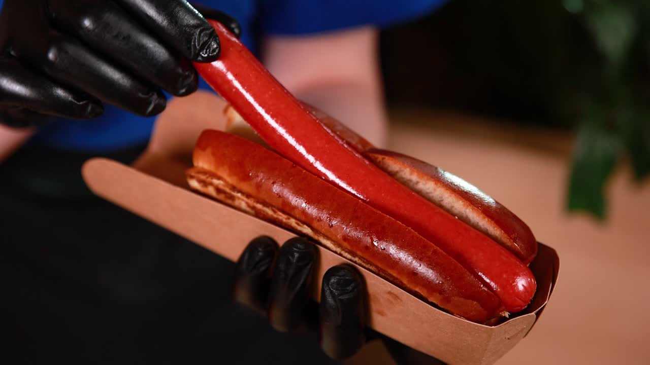 preparando un perrito caliente