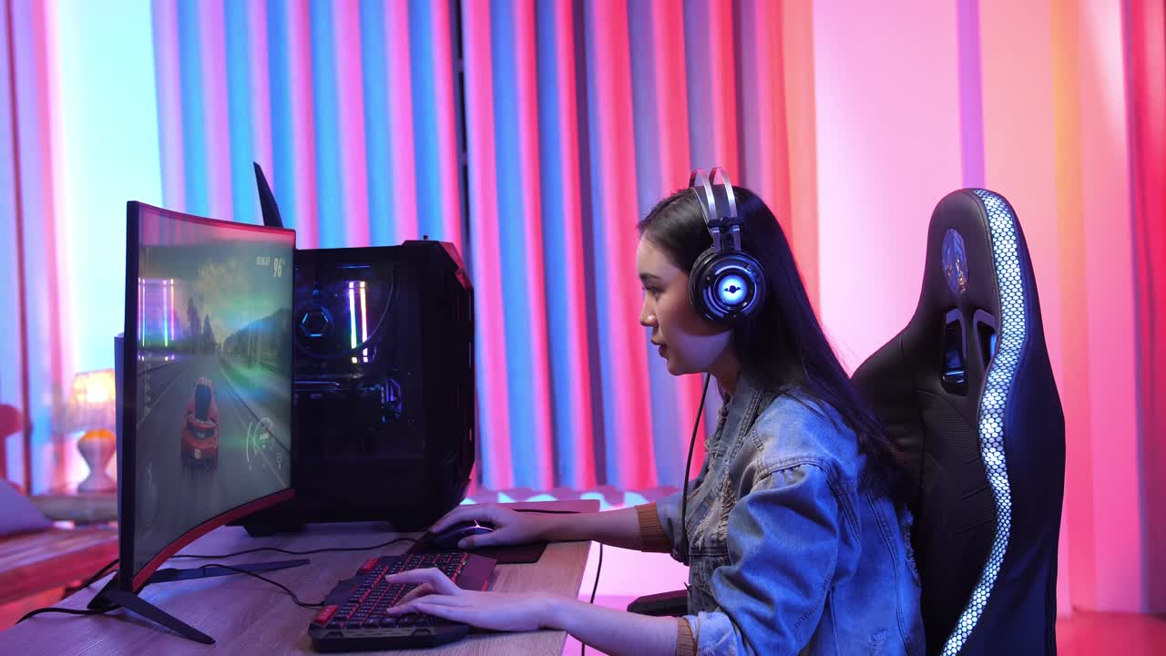 Giocatrice in una postazione da gaming illuminata al neon