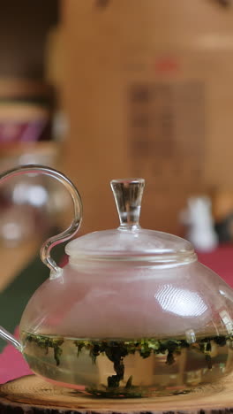 tetería de vidrio con té verde