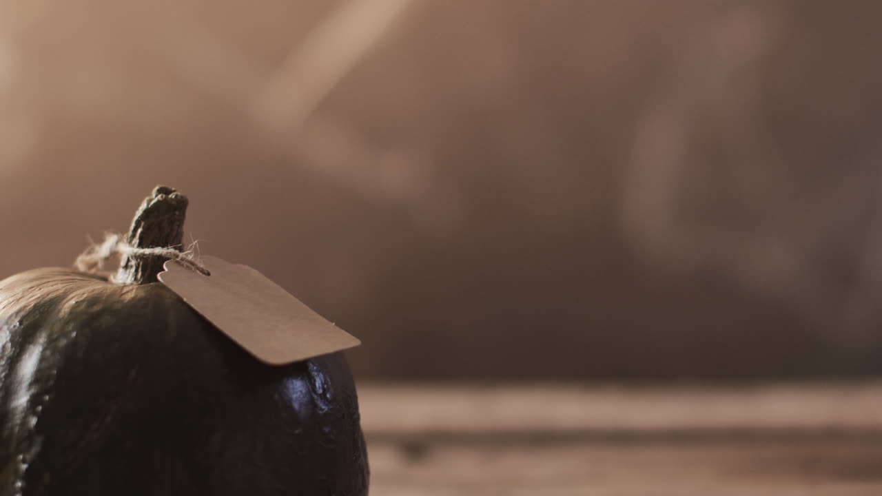 나무 배경에 태그와 복사 공간과 함께 할로윈 호박의 비디오