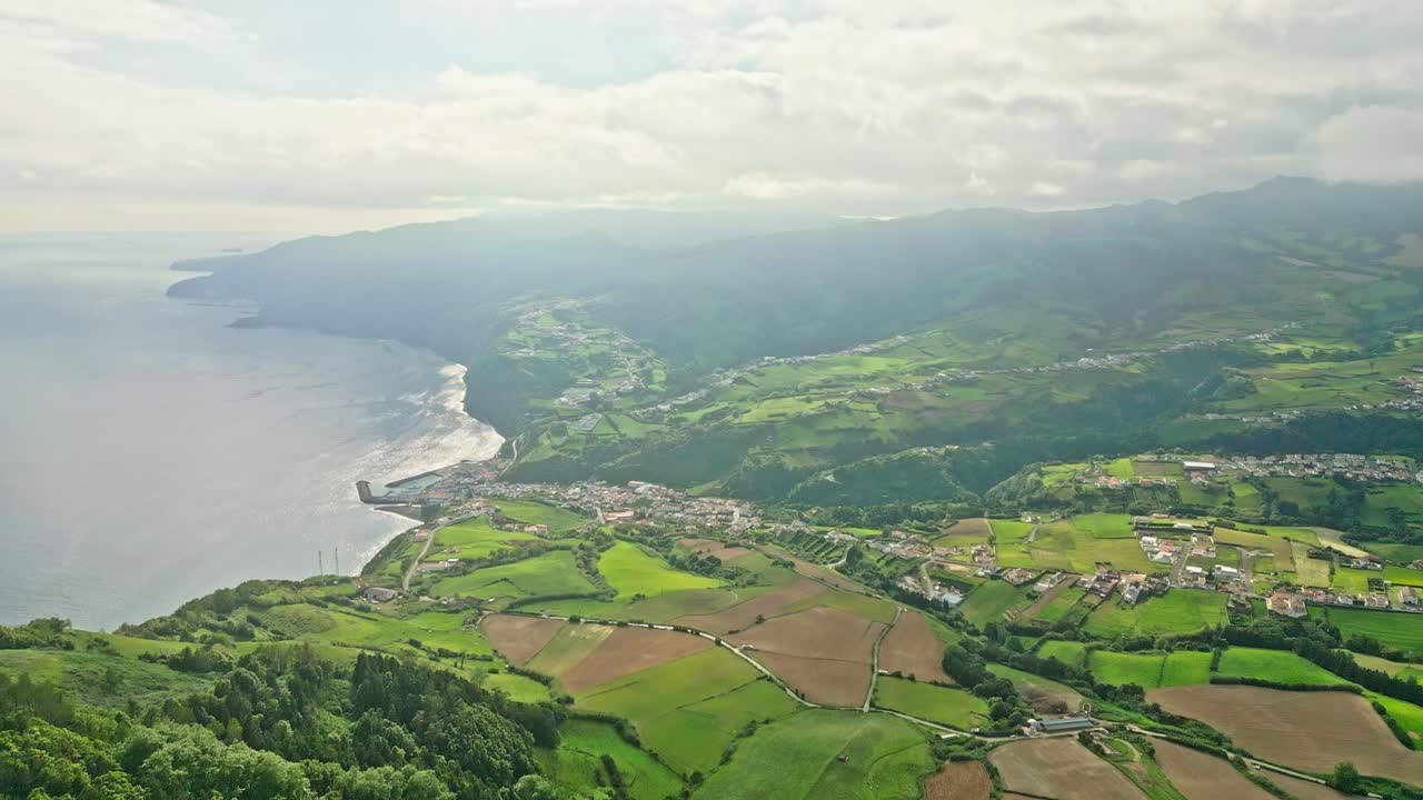 아조레스 섬의 미라두로 도스 피코스 도스 보데스 (miraduro dos picos dos bodes) 는 푸른 풍경과 해안선을 보여주는 공중 풍경입니다.