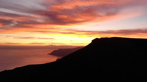 Drone-Disparó-La-Puesta-De-Sol-En-El-Mar-Y-El-Acantilado