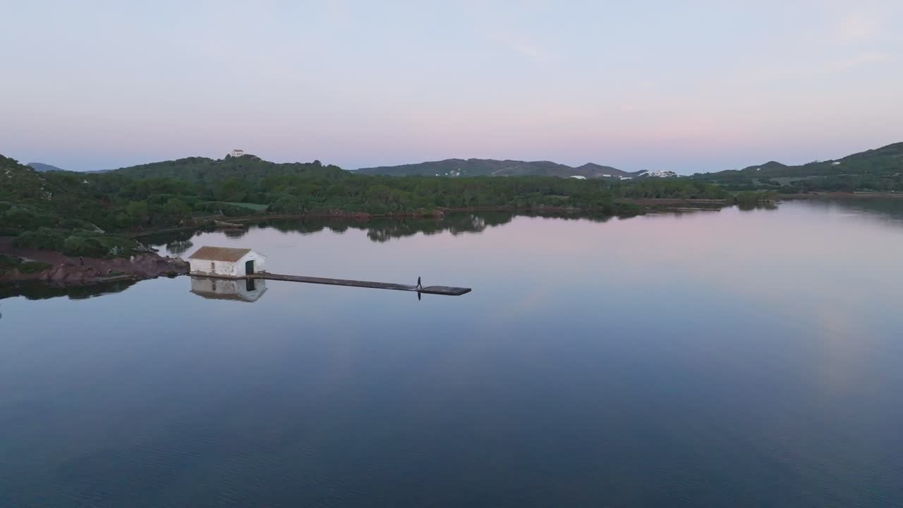 지중해의 외로운 장소, 메노르카의 포넬스 만에서 외로움, 공중 드론이 넓은 시야를 확대합니다.