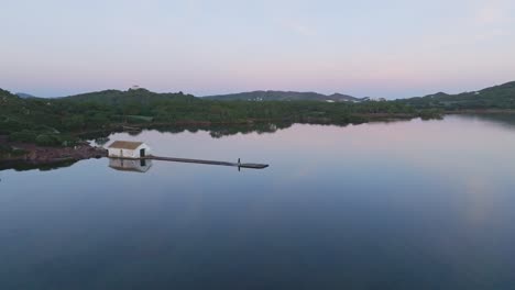 Einsame-Lage-Am-Mittelmeer-In-Der-Bucht-Von-Fornells-Auf-Menorca,-Luftdrohne-Mit-Weitblick