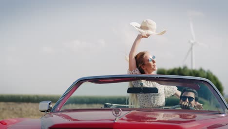 vista frontal del video de una pareja que va de viaje en coche