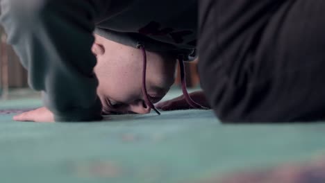 muslim man praying in mosque 1