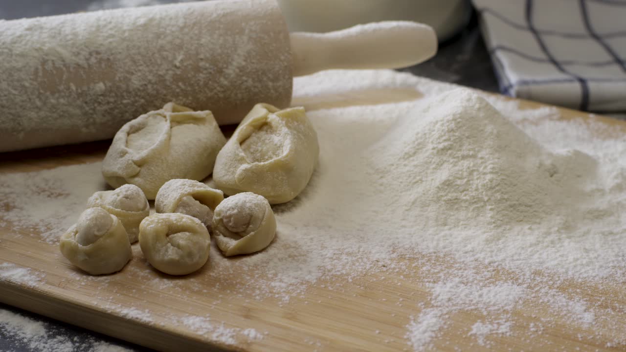 preparación de albóndigas o pierogis con harina y rodillo