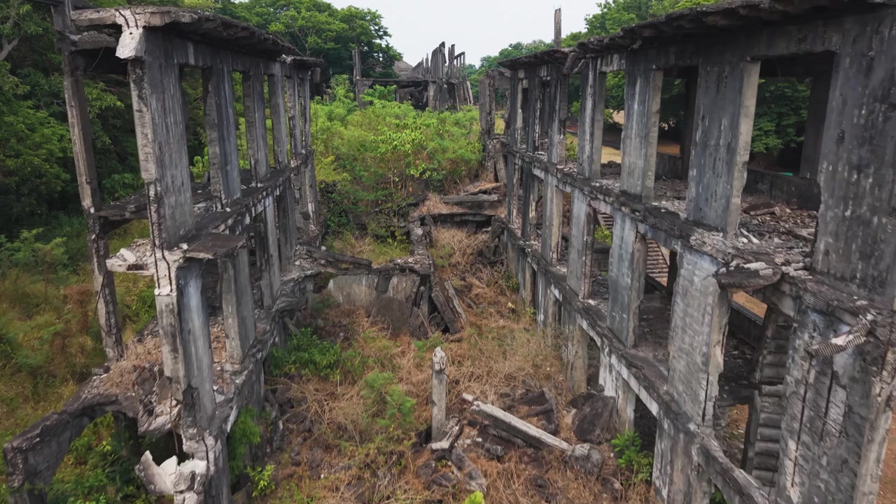 Isola di Corregidor, Manila: vista aerea con drone delle colonne del corridoio principale, delle rovine della caserma lunga un miglio e del panorama storico.