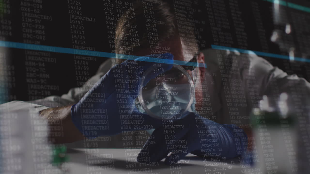 científico examinando la muestra con lupa sobre la animación de datos redactados