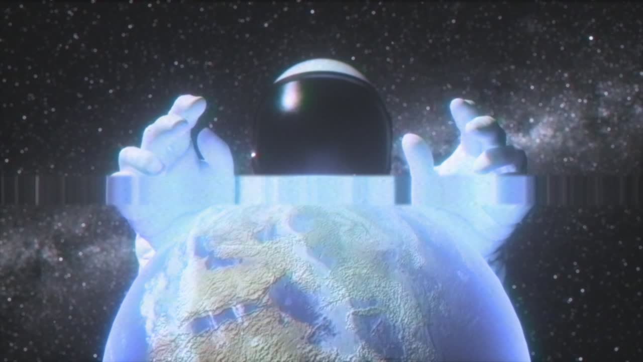 우주 비행사가 우주에서 지구를 들고 있다.