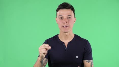 잘생긴 젊은 남자의 초상화는 흥분으로 카메라를 보고, 그의 승리를 축하합니다.