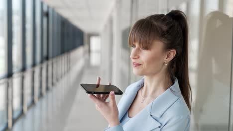 retrato de una chica muy sonriente hablando por mensajes de voz