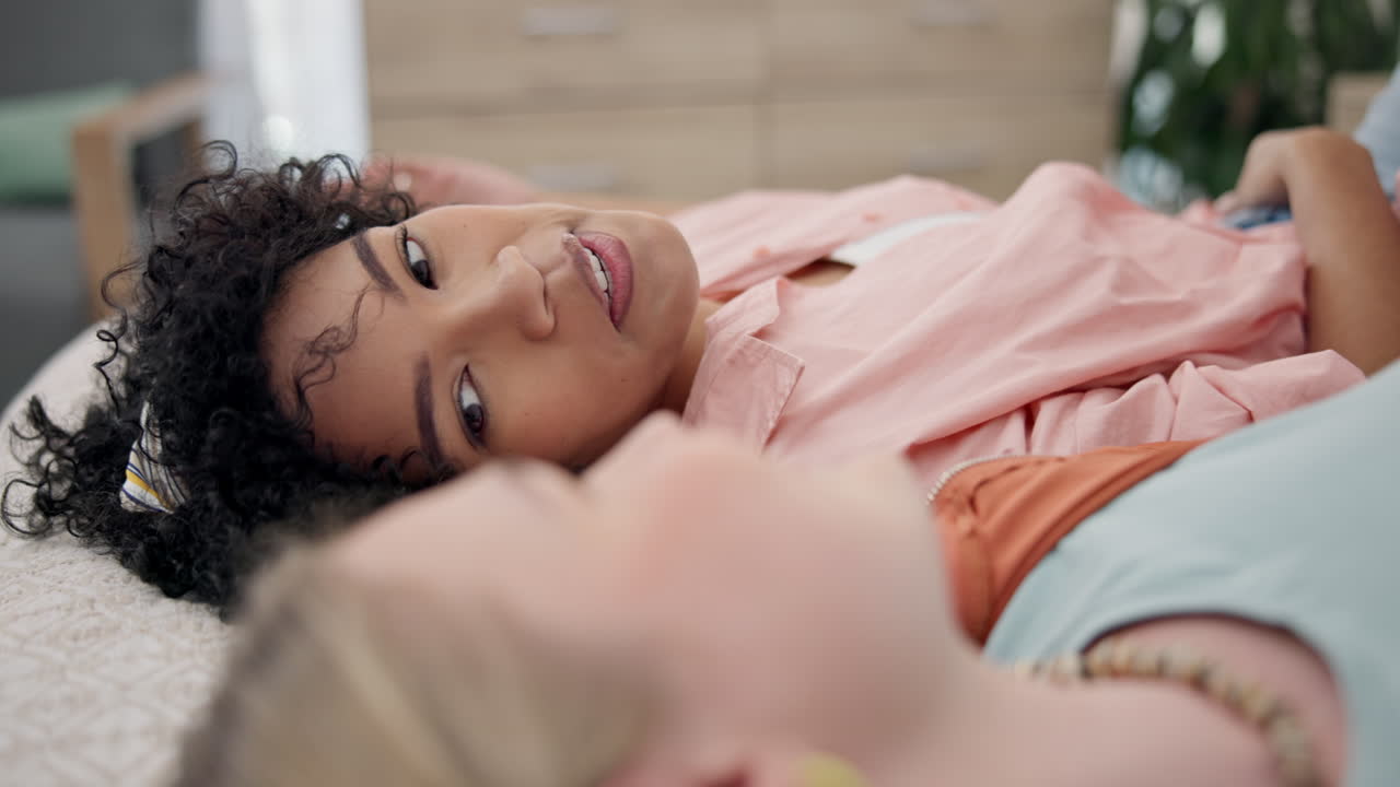 pareja de lesbianas, feliz y conversación en casa