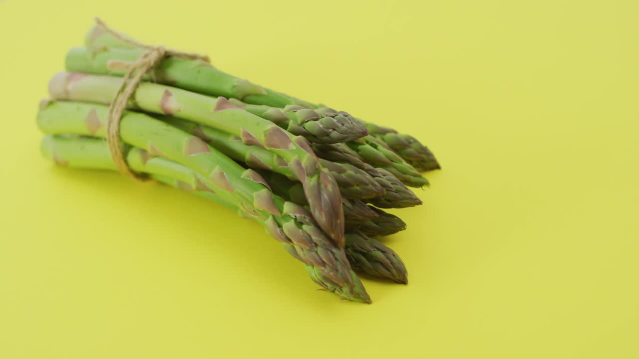 초록색 배경 에 신선 한 아스파라거스  ⁇ 어리 의 클로즈업 비디오