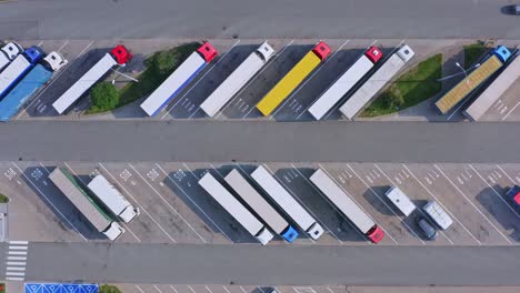 estacionamiento en carretera con muchos camiones y remolques área de descanso para camioneros - toma aérea ascendente