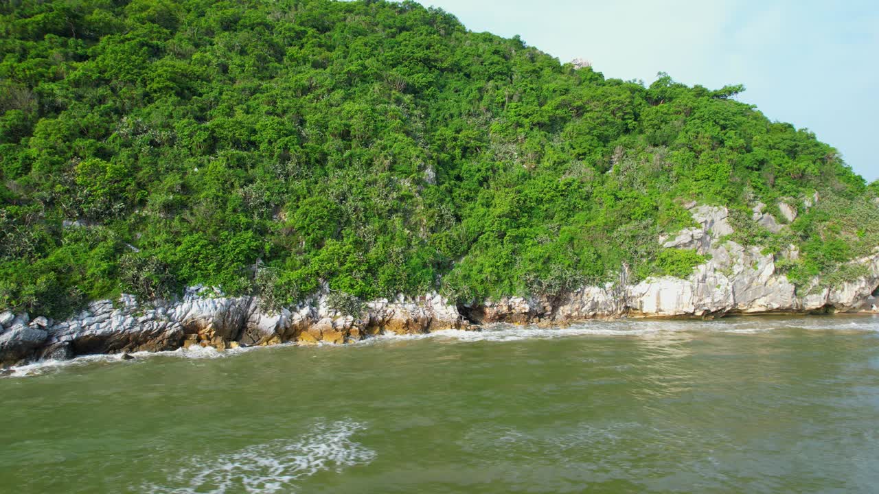 Cảnh quay flycam 4K sóng biển tuyệt đẹp, bay qua biển