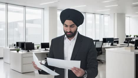 Un-Hombre-De-Negocios-Indio-Sij-Serio-Leyendo-Informes-De-La-Empresa