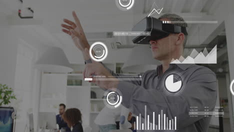animación del procesamiento de datos sobre un hombre de negocios caucásico usando auriculares vr