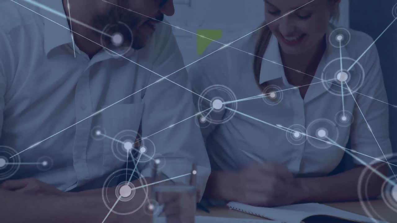 animación de la red de conexiones a través de la sección media de diversos diseñadores que trabajan