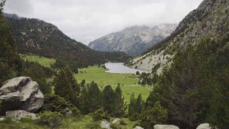 vista panorámica del valle sobre el parque nacional de aigüestortes pirineos catalanes españa