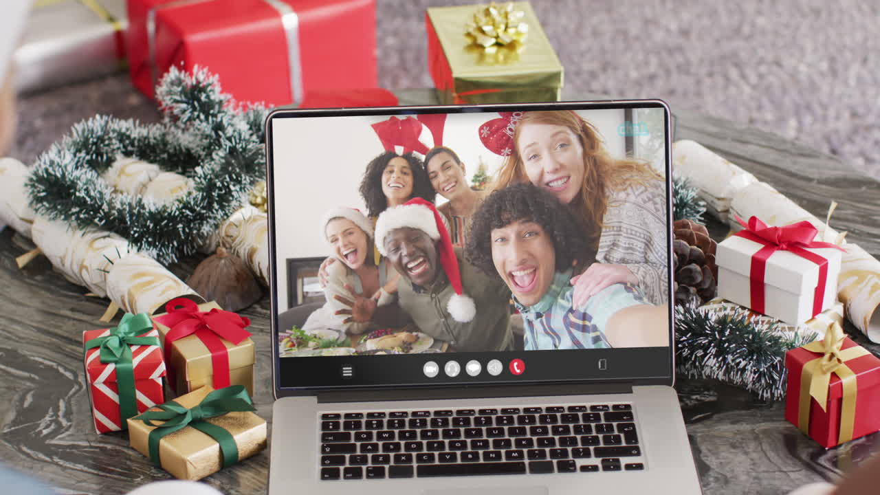 animación de diversos amigos en la llamada de video portátil en navidad