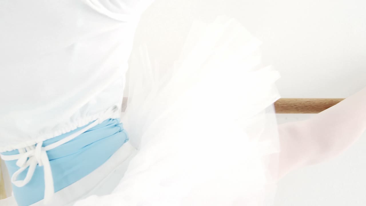 bailarina practicando el baile de ballet en la barra