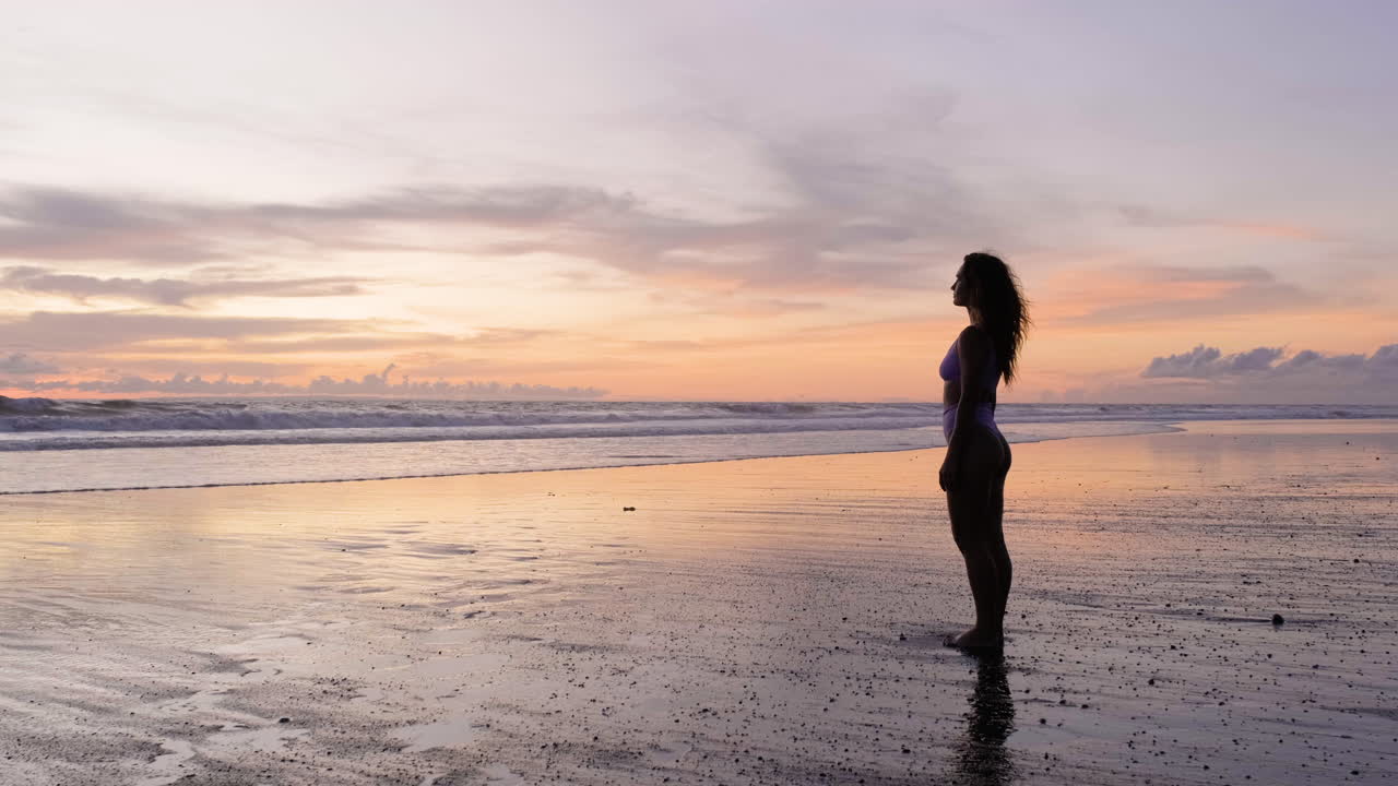 mujer en traje de baño en la playa