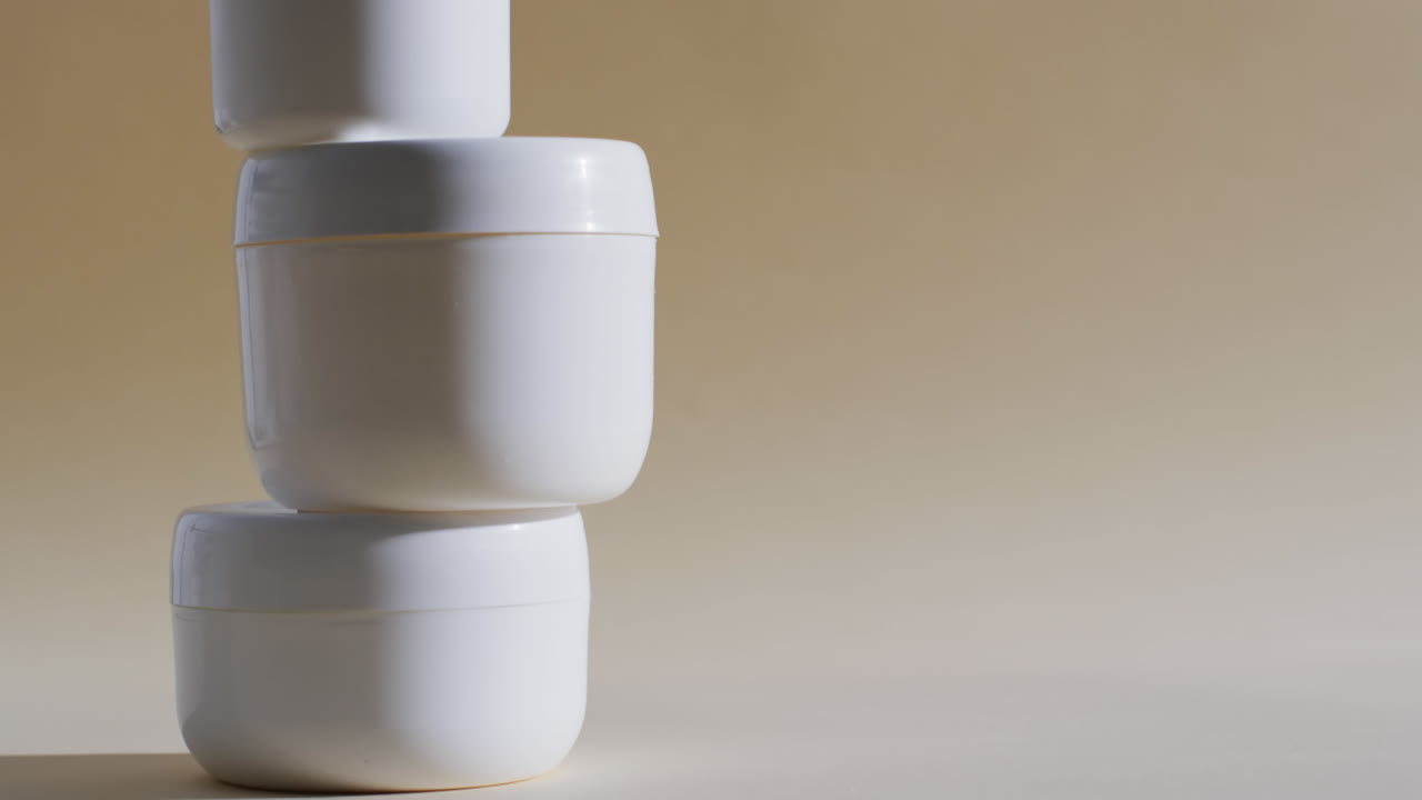 노란색 배경에 백색 브와 복사 공간을 구성하는 세 개의 스택의 비디오