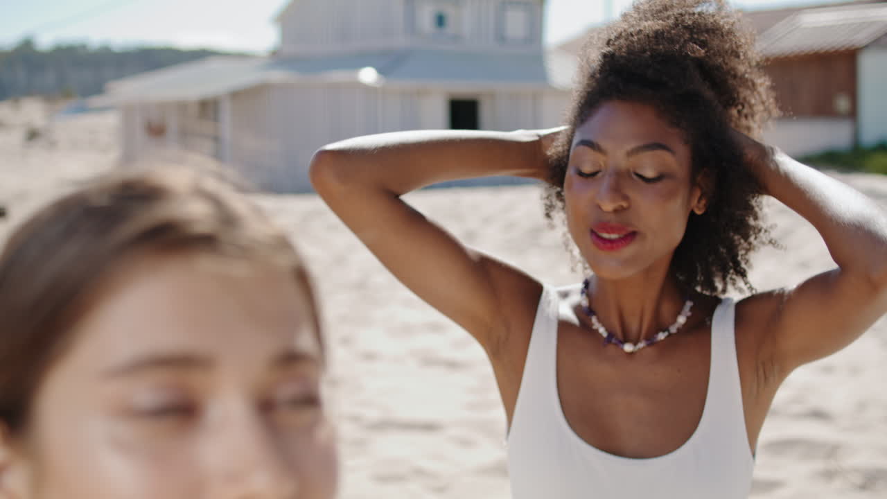 Jeune femme souriante profitant de la plage avec sa partenaire LGBT, gros plan. Heureuse femme afro-américaine.