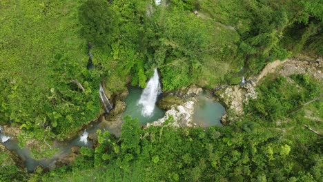 un vuelo sobre una impresionante cascada en las filipinas