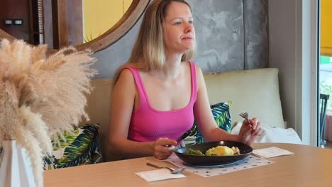 woman eating lunch in a cafe