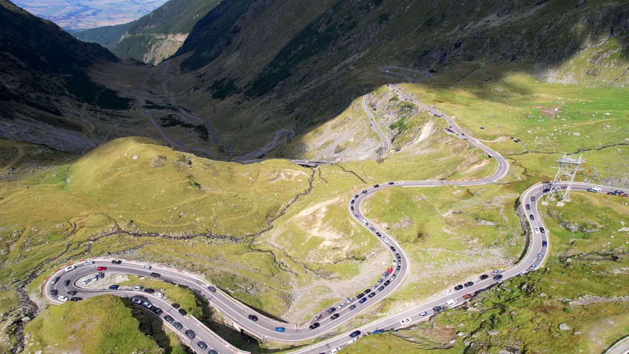 vista estática aérea de alto ángulo por encima de transfagarasan serpentine road rumania