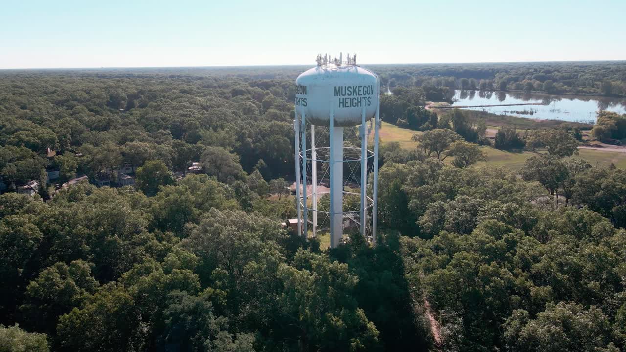 torre de agua de muskegon heights en primer plano