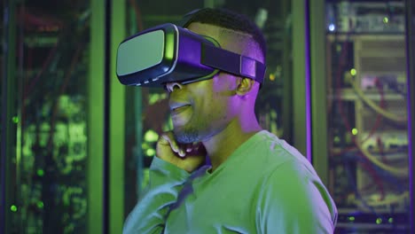 técnico de computadoras afroamericano que usa auriculares vr trabajando en la sala de servidores de negocios