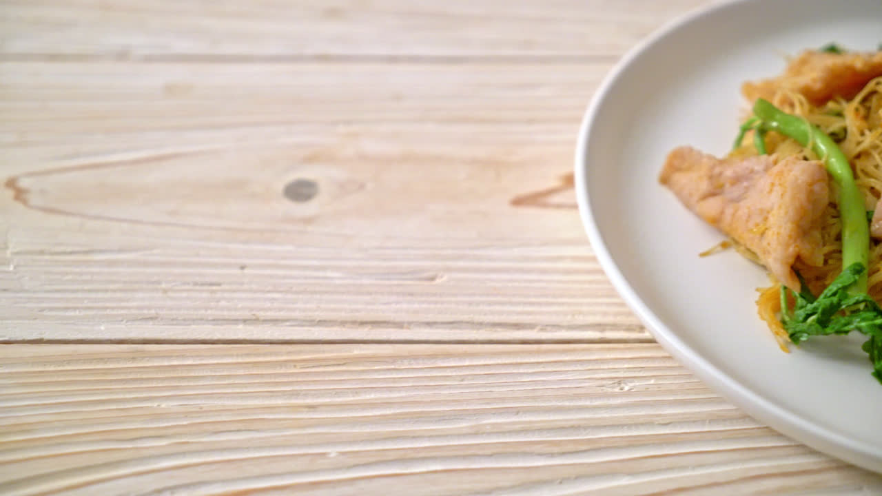Stir-fried rice vermicelli and water mimosa with pork
