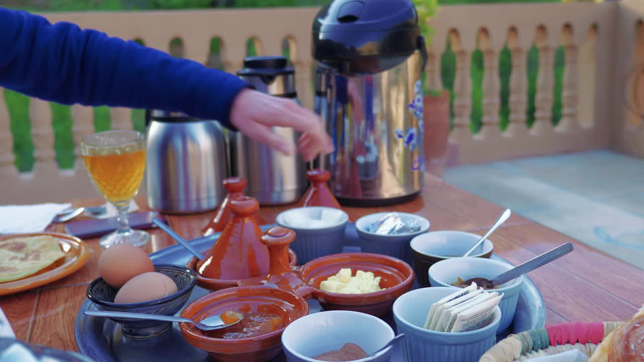 전통적인 모로코 아침 식사의 재료를 드러내는 여자, 클로즈업