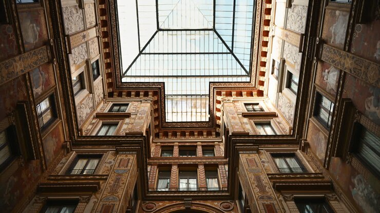Galleria Sciarra, un elegante atrio di palazzo con affreschi sfarzosi e un tetto in vetro e ferro a Roma, Italia