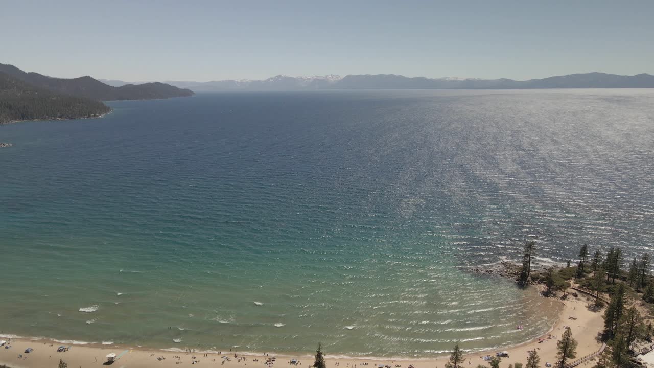 무인 항공기는 모래 항구 위를 날고 깊은 물을 향해 날아갑니다.