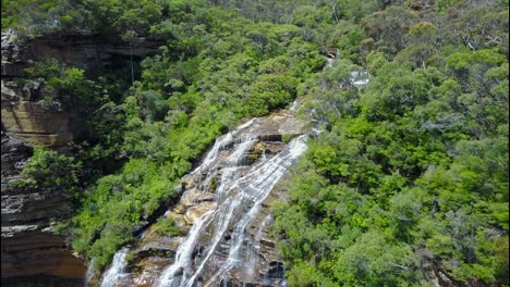 El-Agua-Está-Cayendo-En-El-Parque-Nacional-De-Las-Montañas-Azules---Sydney