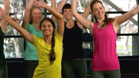 grupo de mujeres en forma haciendo ejercicios aeróbicos en el gimnasio