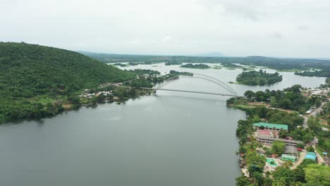cruce del puente adomi en ghana