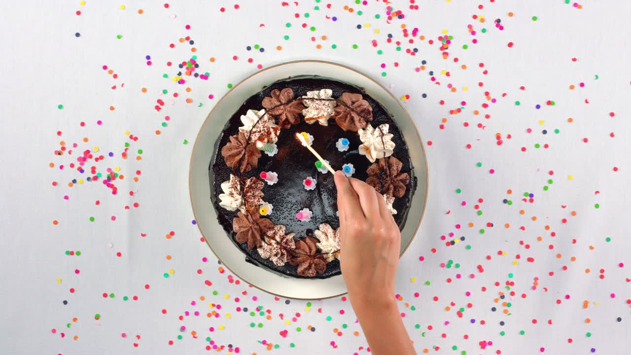 un pastel de cumpleaños de chocolate decorado con la última vela 422 hq