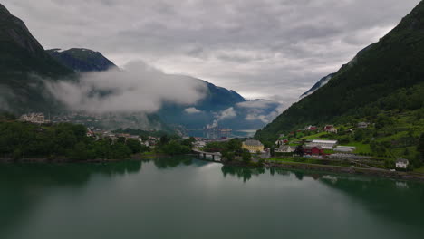 hermosa y tranquila la ubicación noruega del lago sandvatnet en odda
