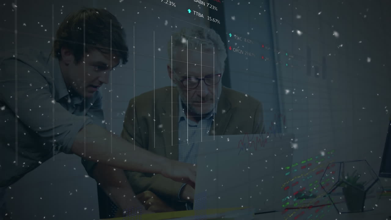 animación de advertencia de ataque cibernético sobre personas de negocios que usan auriculares de teléfono.